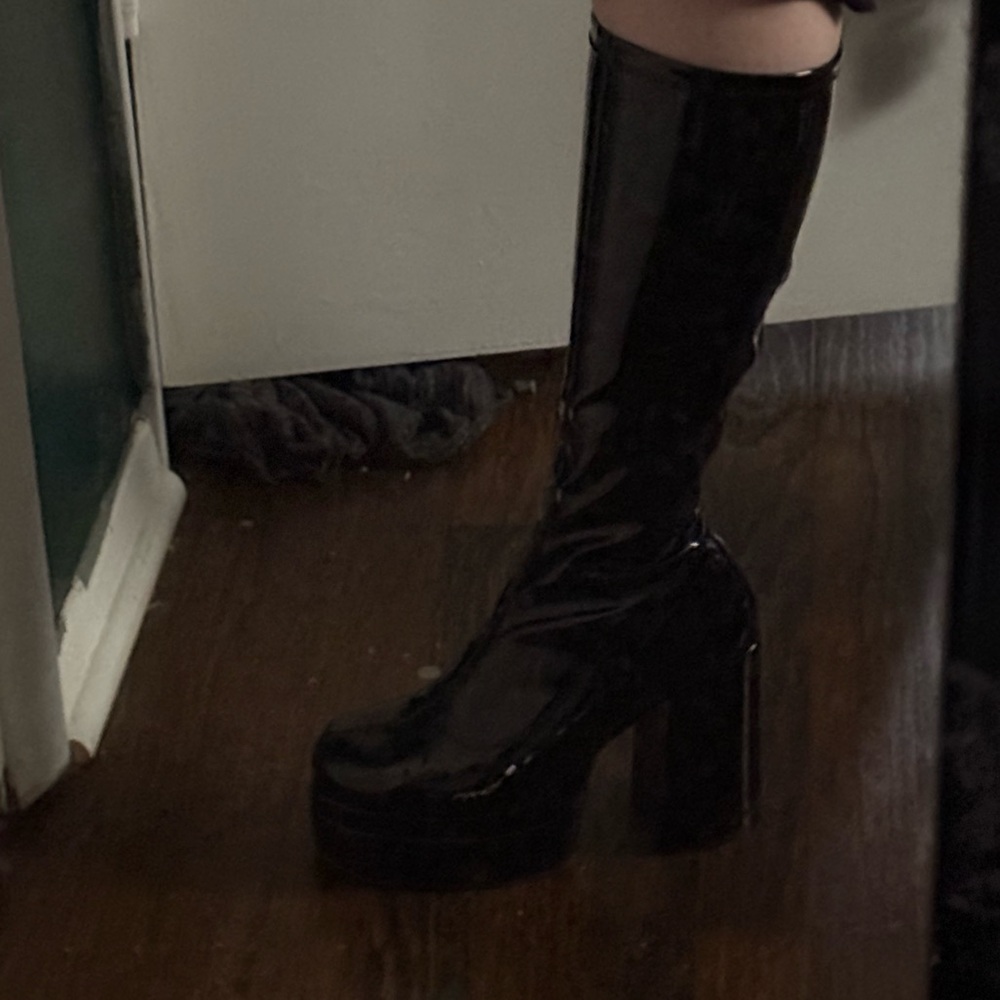Steve Madden Black Heeled Boots with Chic Elegance